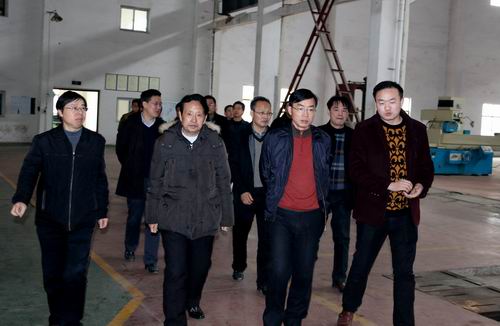 临湘市委书记黄俊钧一行到kaiyun开云官方在线入口立体停车设备考察调研 